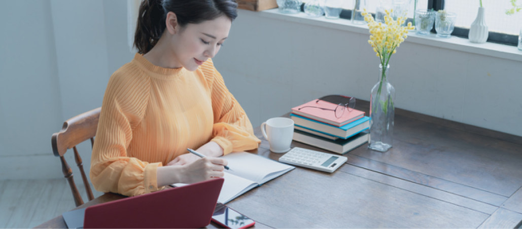 講座に集中している女性